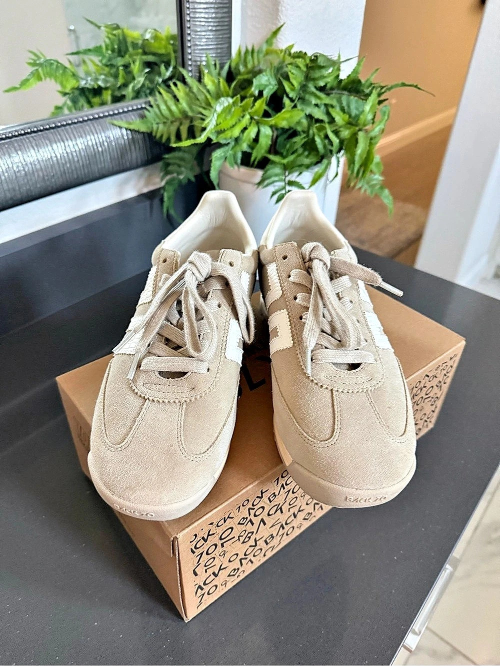 Back 70 in Beige & White Like New